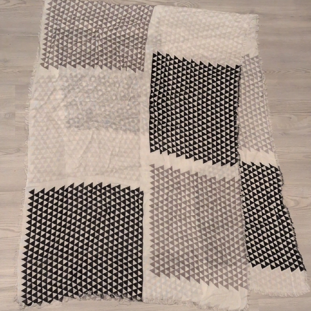 Vince Camuto Black and Gray Geometric Scarf